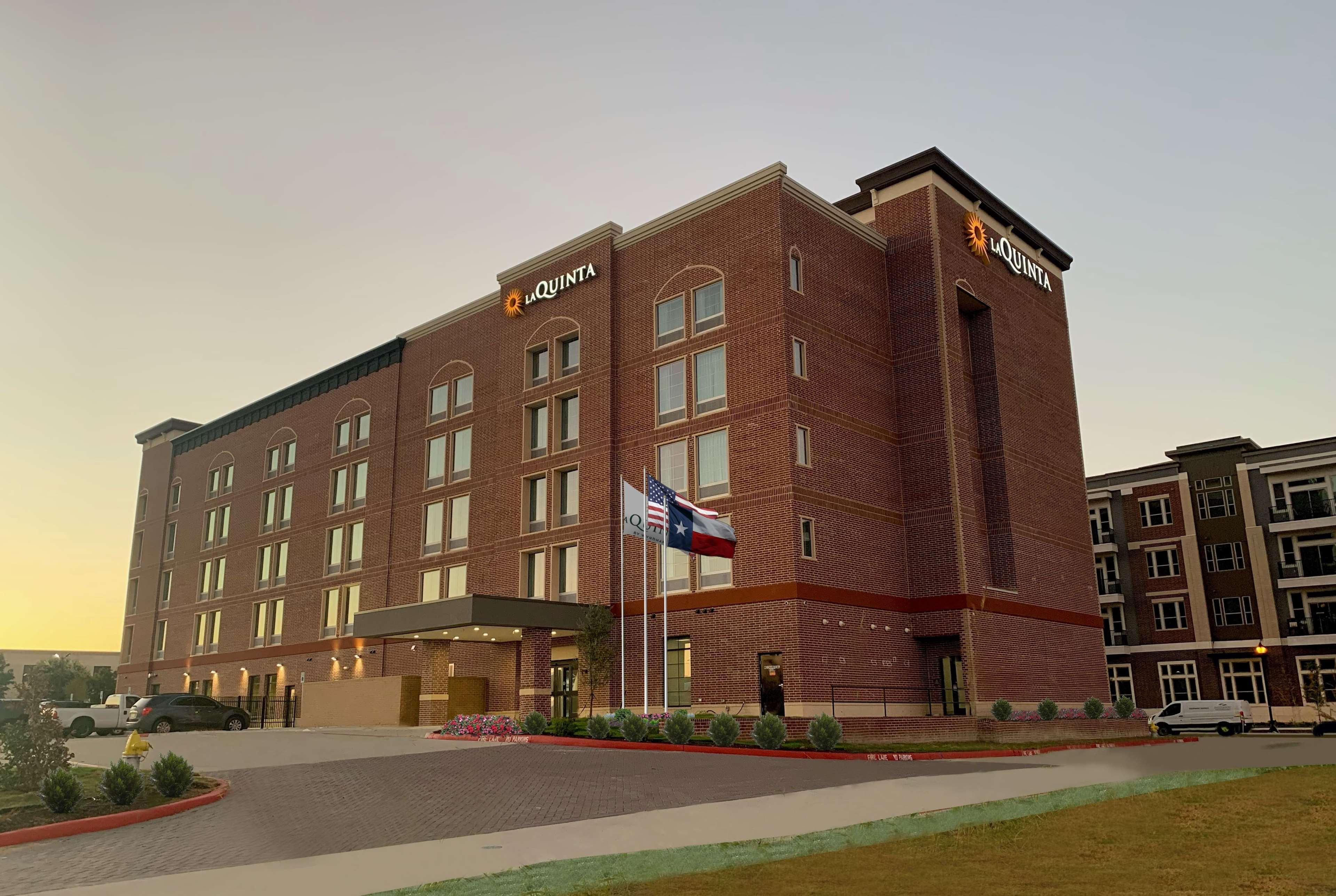 La Quinta Inn & Suites By Wyndham Dallas - Frisco Stadium المظهر الخارجي الصورة