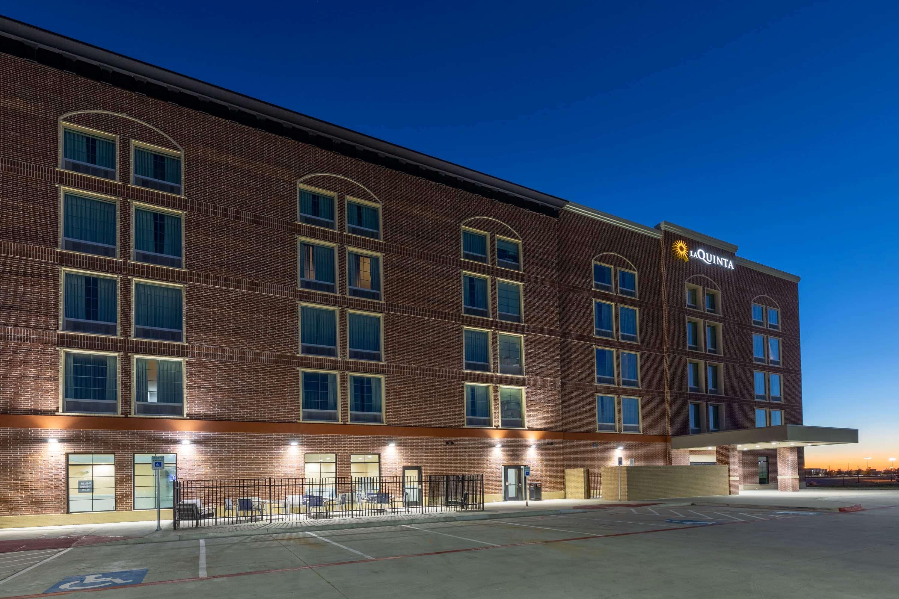 La Quinta Inn & Suites By Wyndham Dallas - Frisco Stadium المظهر الخارجي الصورة
