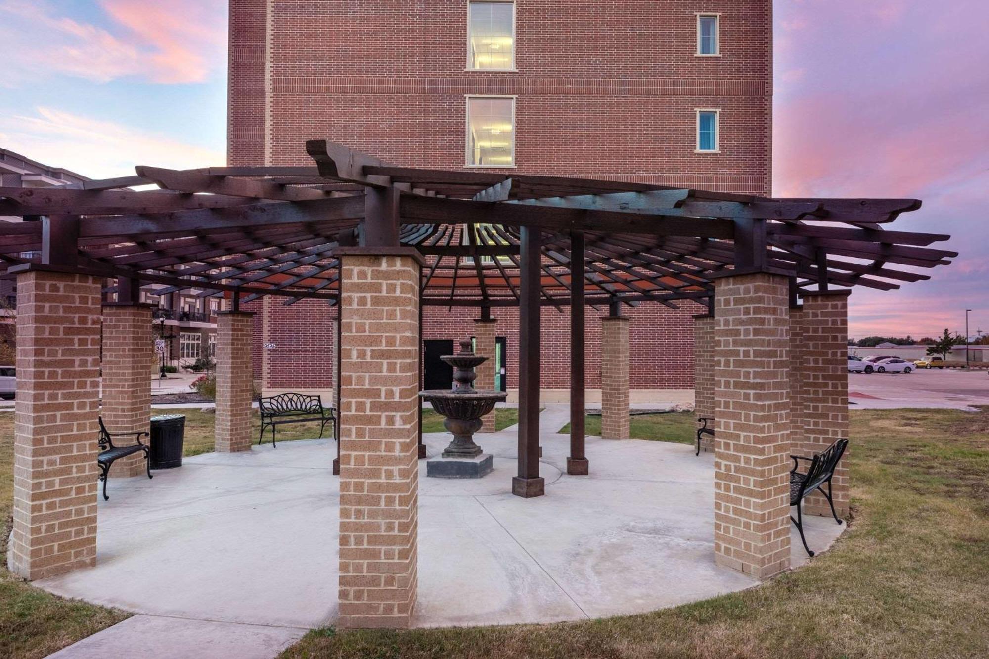 La Quinta Inn & Suites By Wyndham Dallas - Frisco Stadium المظهر الخارجي الصورة